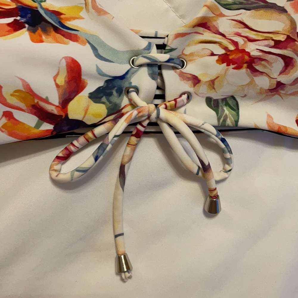 *SOLD*Front Tie Floral Swim Top ☀️🌸 - Picture 3 of 10